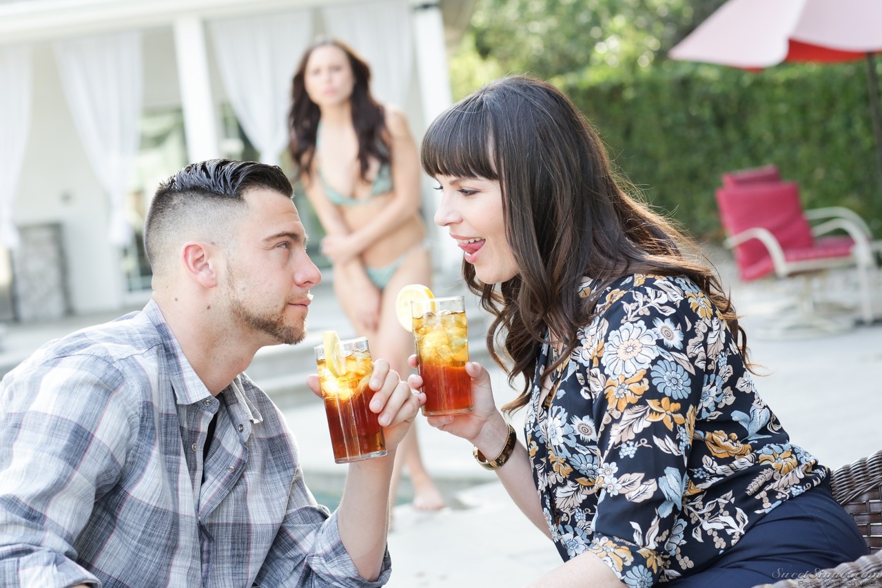 15P La MILF aux gros seins Dana DeArmond flirte avec l'homme de GF affichant de longues jambes