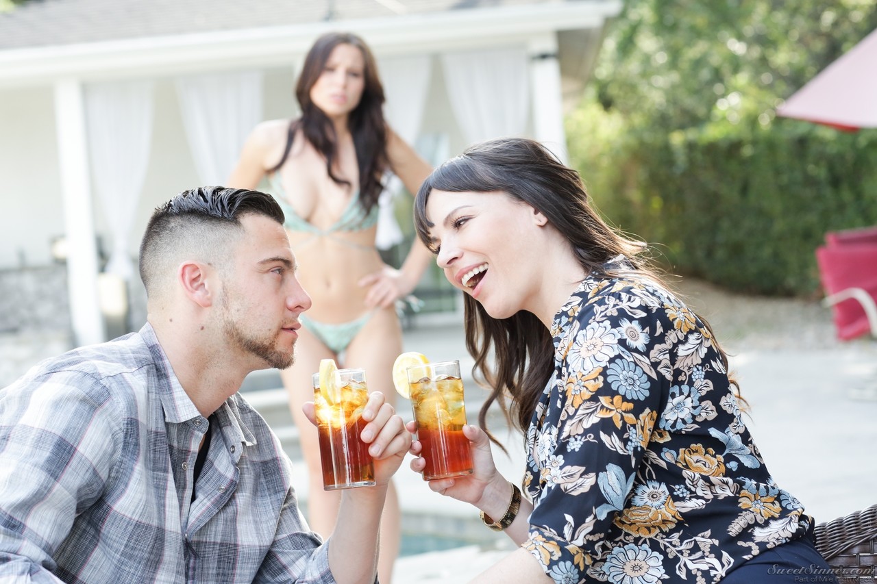 15P La MILF aux gros seins Dana DeArmond flirte avec l'homme de GF affichant de longues jambes