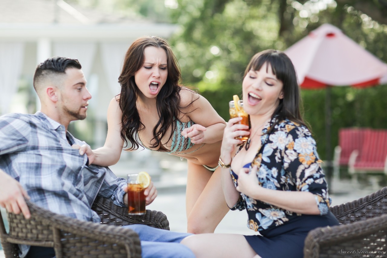 15P La MILF aux gros seins Dana DeArmond flirte avec l'homme de GF affichant de longues jambes