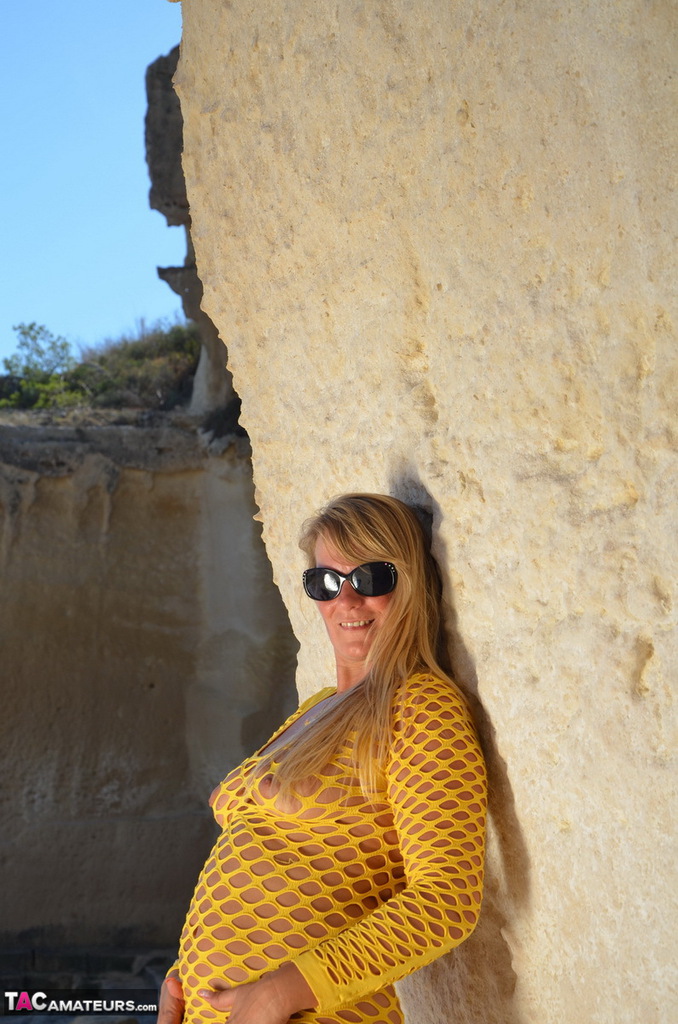 20P Over 30 blonde Sweet Susi exposes herself in arid conditions while in shades
