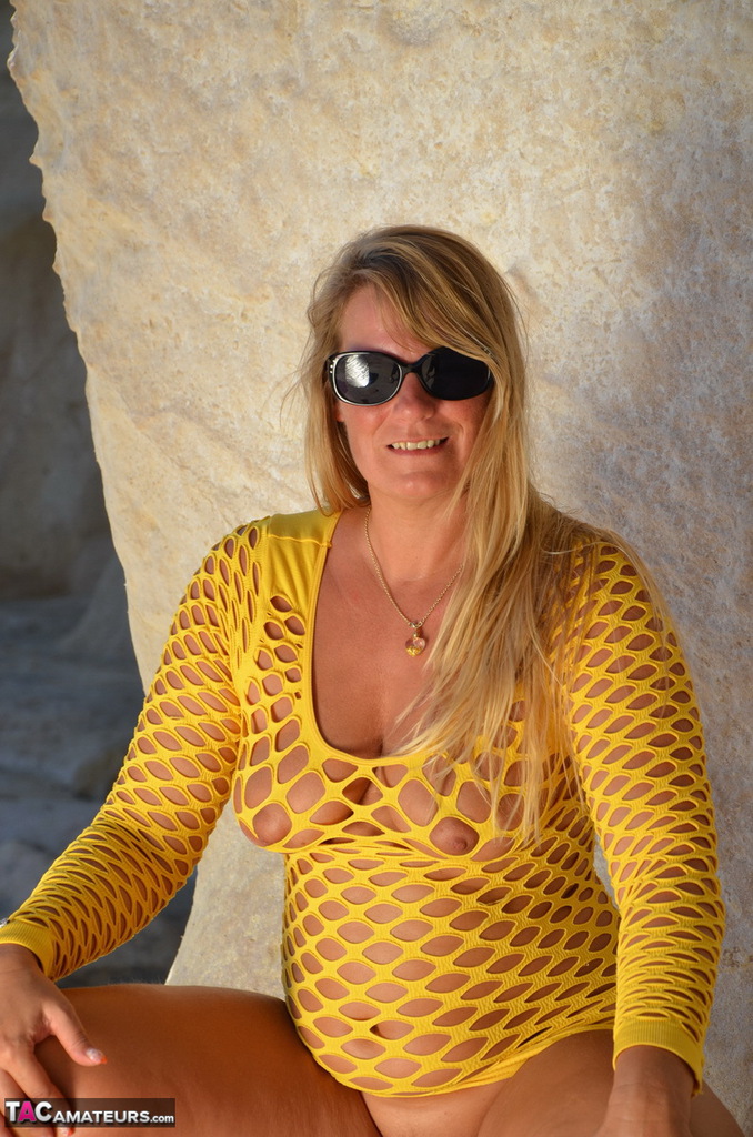 20P Over 30 blonde Sweet Susi exposes herself in arid conditions while in shades