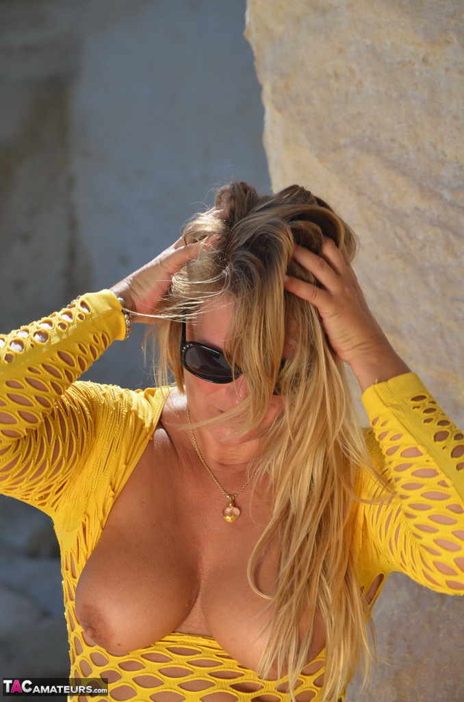 20P Over 30 blonde Sweet Susi exposes herself in arid conditions while in shades