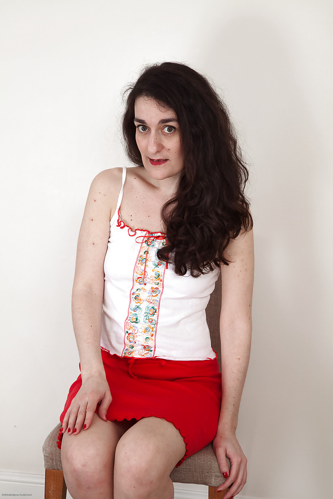 16P Dame mature laide avec de petits seins et une chatte poilue pose sur la cam.