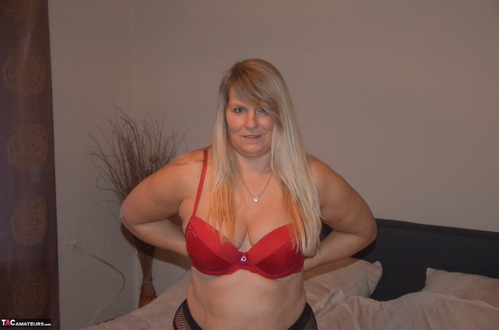 20P Madura amateur se quita el vestido rojo para mostrar el culo y el chocho con medias sexys