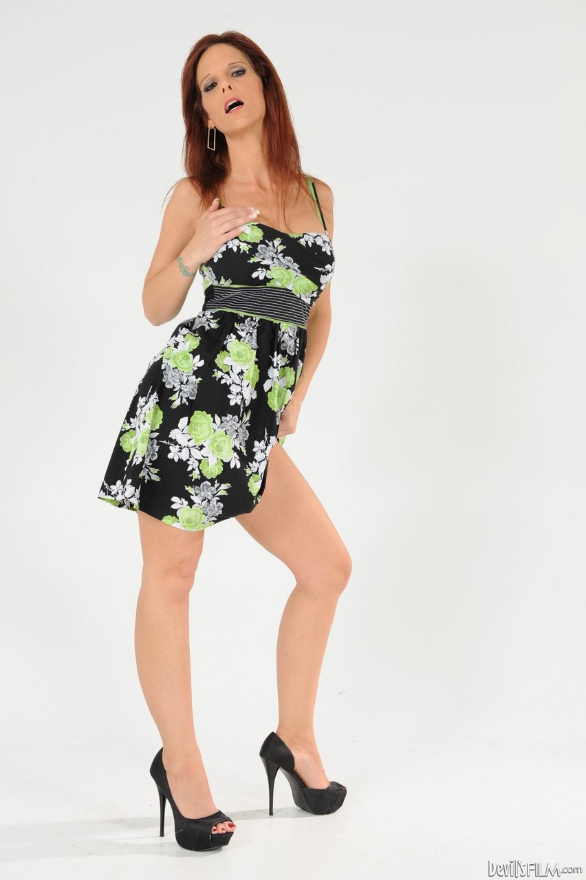 17P Mamãe Syren De Mer tira o vestido de verão e a lingerie verde sexy
