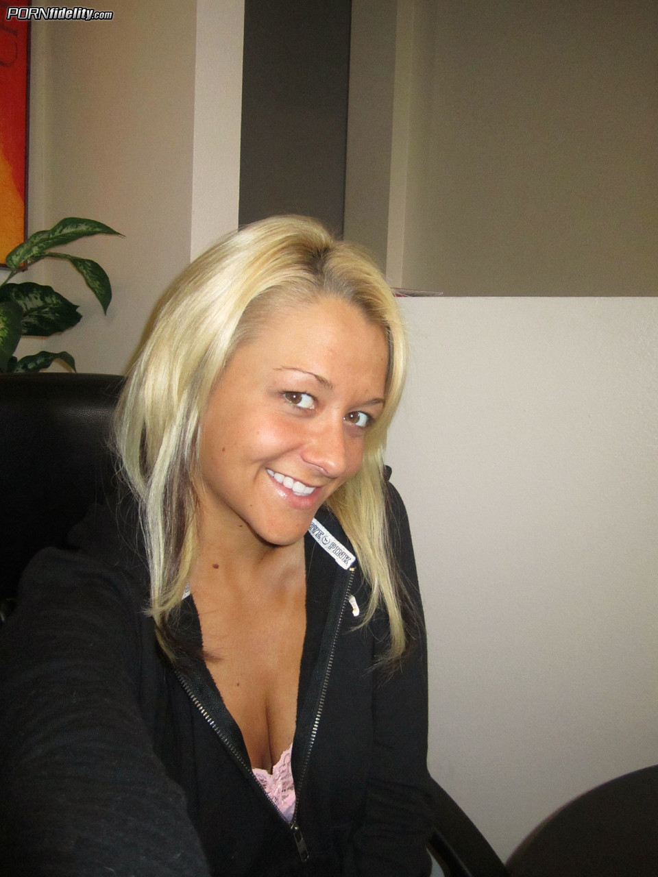 17P La rubia aturdidora Briana Blair muestra su suave chocho y sus tetas naturales