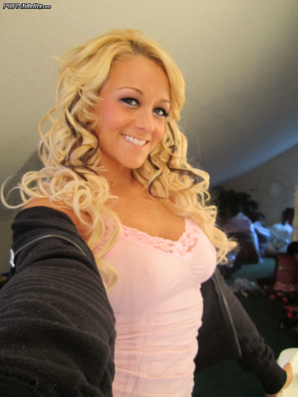 17P La rubia aturdidora Briana Blair muestra su suave chocho y sus tetas naturales