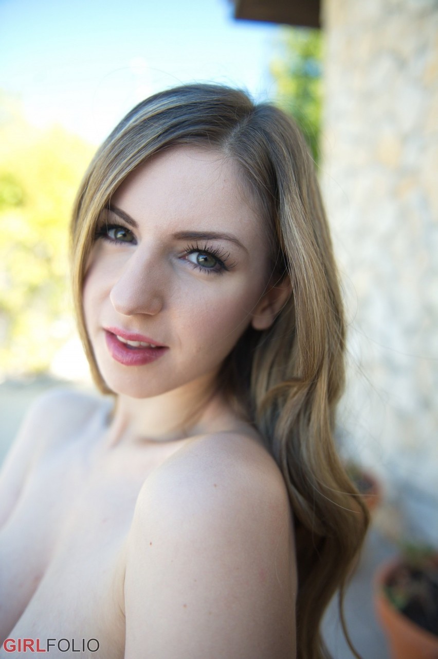 12P Garota solo Stella Cox dedo fode sua buceta depois do café da manhã no pátio