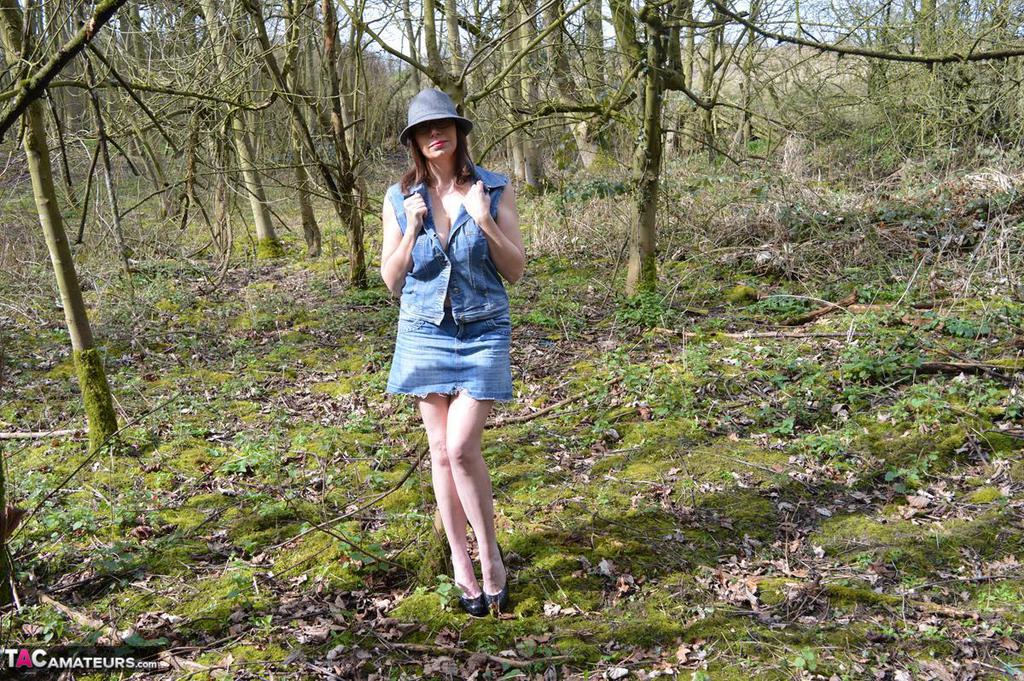 20P Barby Slut, une amatrice plus âgée, se met nue dans les bois tout en portant un chapeau et des talons.