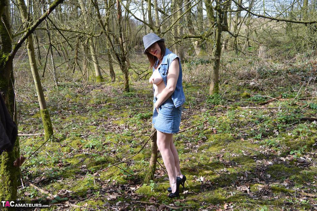 20P Barby Slut, une amatrice plus âgée, se met nue dans les bois tout en portant un chapeau et des talons.