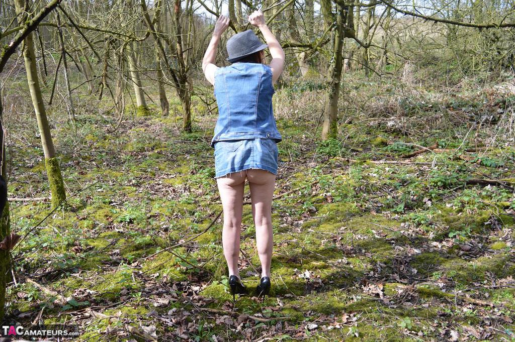 20P Barby Slut, une amatrice plus âgée, se met nue dans les bois tout en portant un chapeau et des talons.