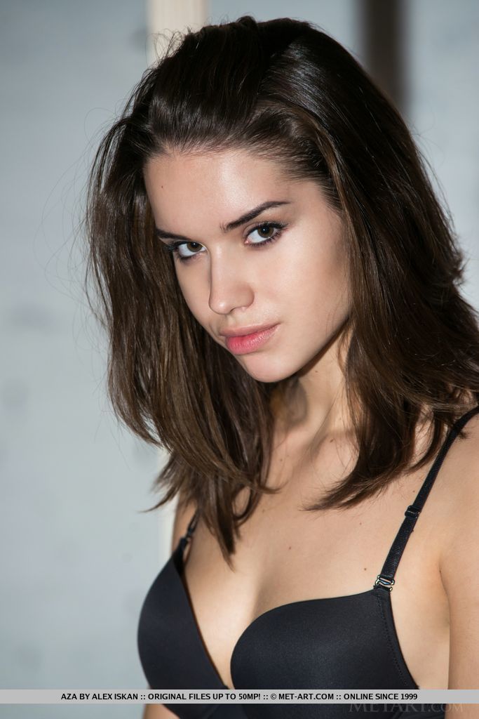 17P La seductora adolescente morena Aza hace alarde de su culo perfecto en acción en solitario