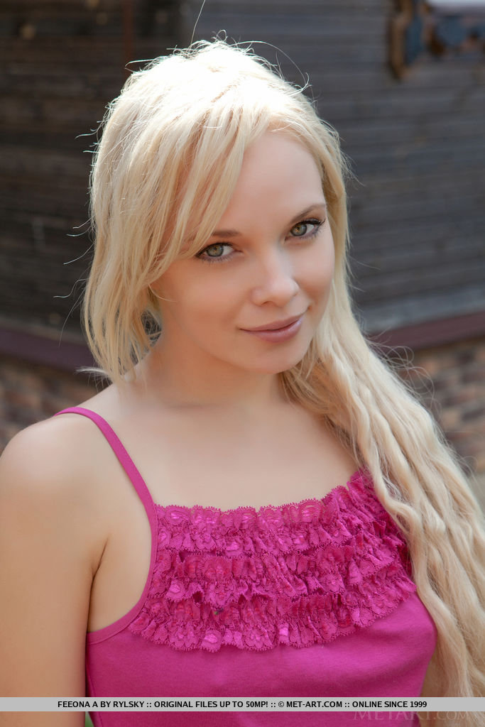 18P Cute faced Feeona A spreads bare legs outdoors to show bald pussy close up