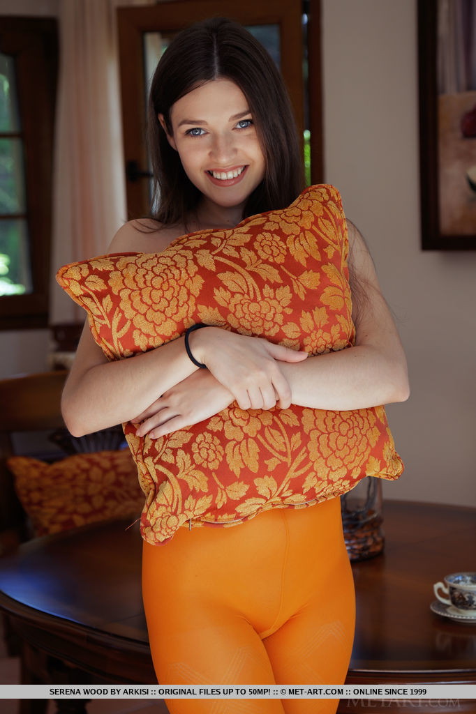 18P La preciosa erótica Serena Wood se quita las medias naranjas para abrir su coño desnudo