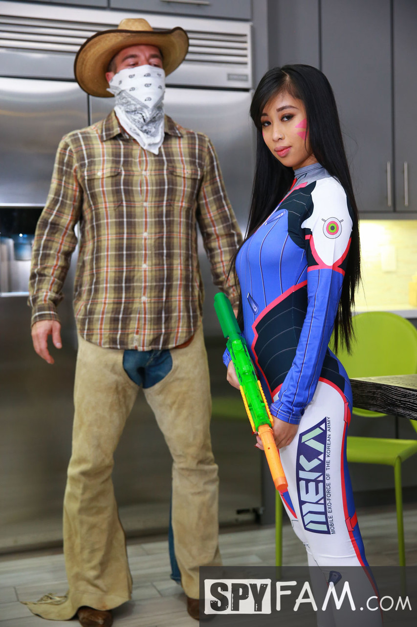 21P, Jade Kush, une cosplayeuse asiatique, se déshabille pour un tour de bite
