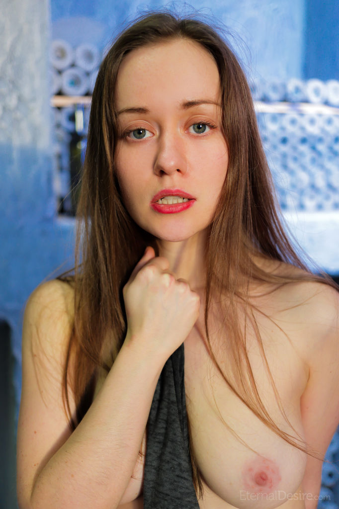 16P Solo model Gella E hits upon great poses after getting totally naked