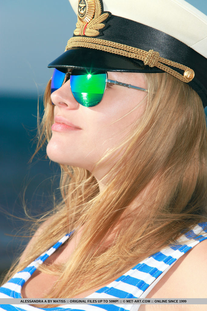 18P Adolescente sexy Alessandra A con gafas