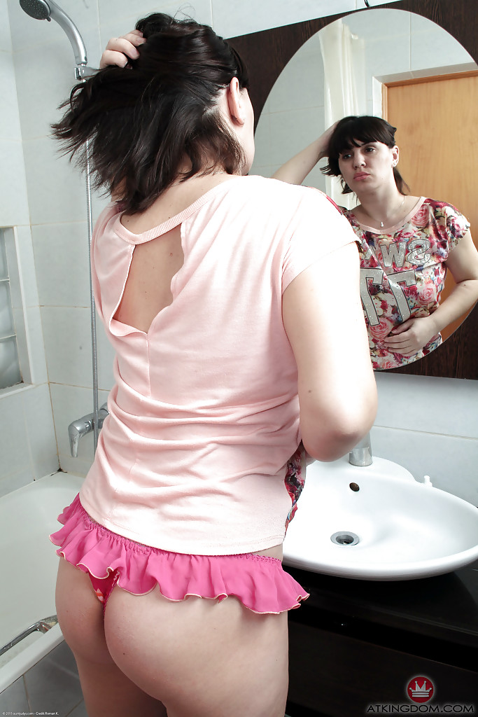 16P Belta, une grosse mature, se masturbe avec un vagin taillé sous la douche