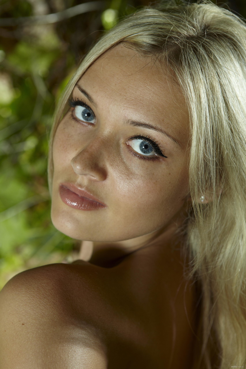 21P La dulce rubia Nelly A se desnuda y posa desnuda en un banco al aire libre