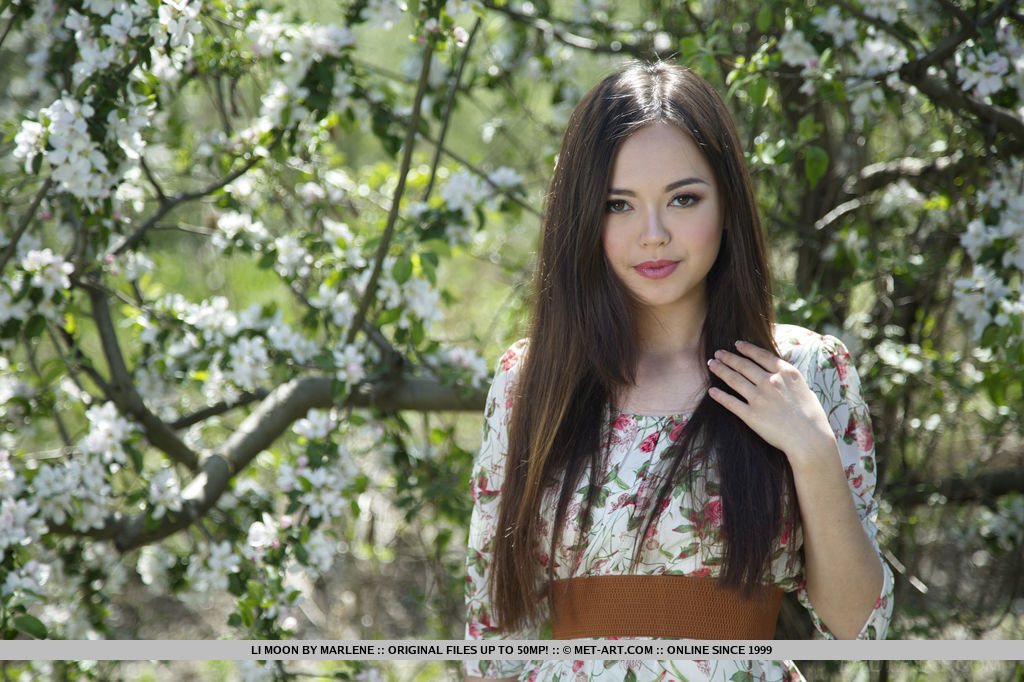 18P Euro gata Li Moon espalhando buceta adolescente raspada para fotos glamourosas ao ar livre