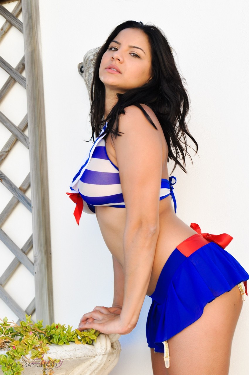 12P La morena descalza Lacey Banghard pierde sus grandes tetas del top del bikini