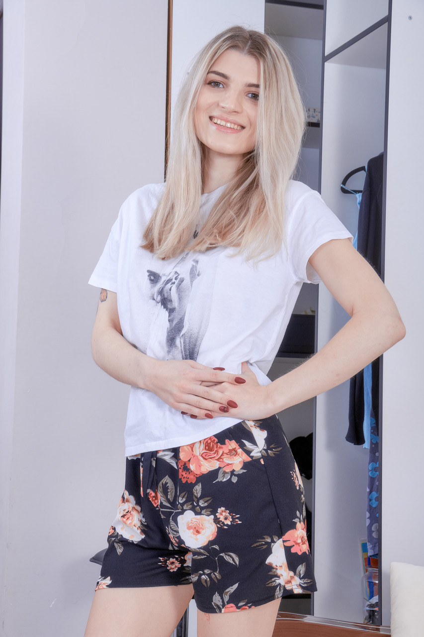 21P, l'adolescente européenne Monroe Fox prend une grosse bite dans son trou arrière après s'être déshabillée