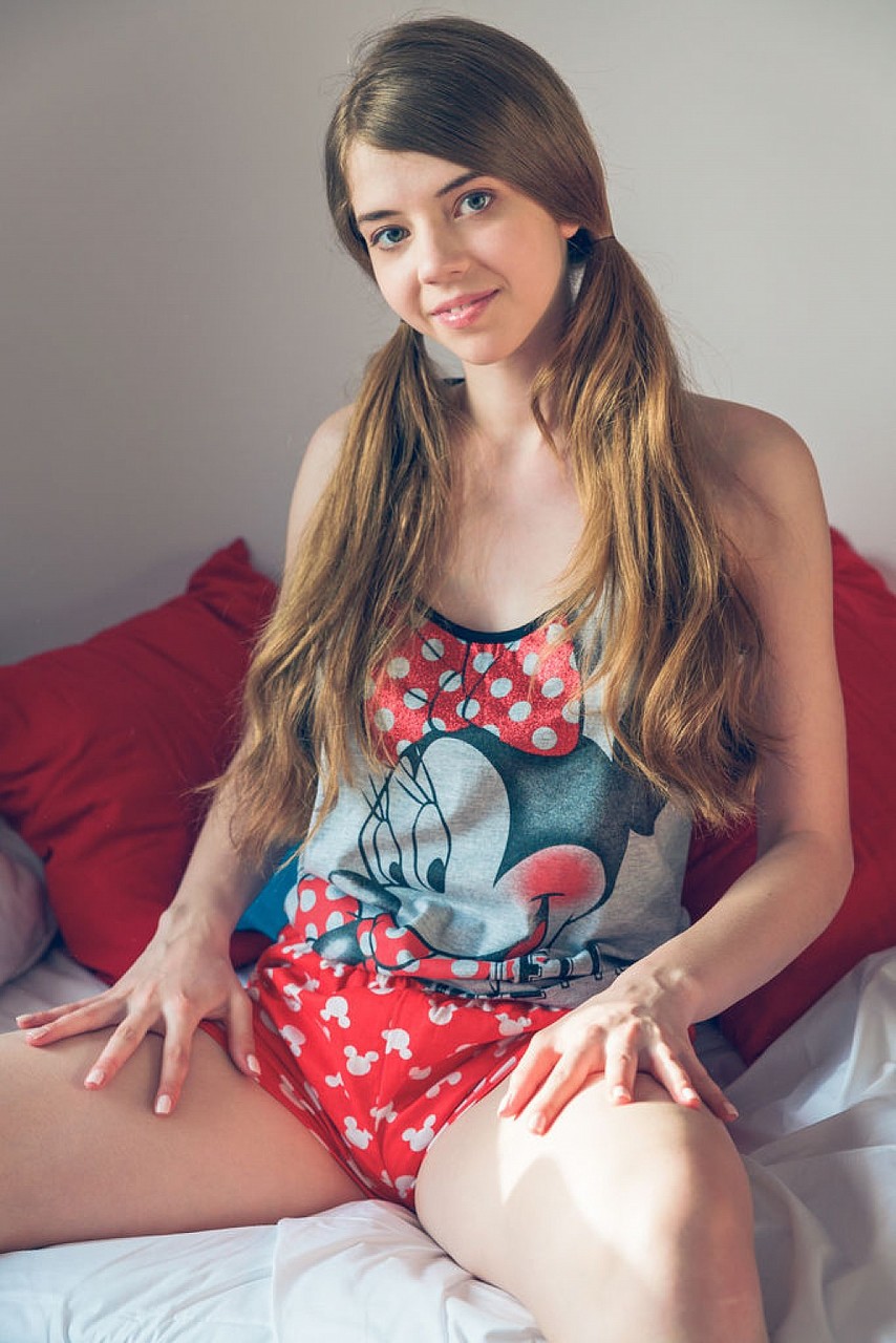15P La sexy adolescente Kay J se quita la ropa antes de acariciar su apretado coño