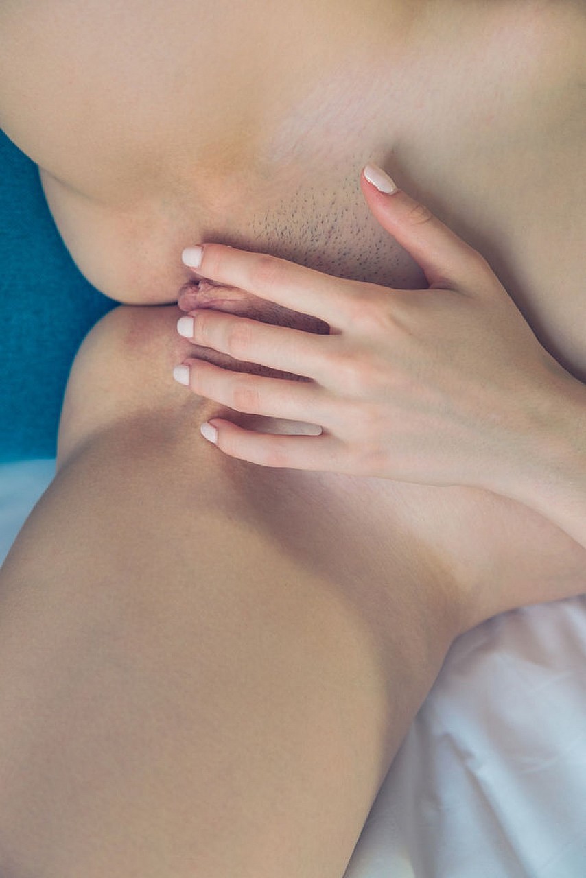 15P La sexy adolescente Kay J se quita la ropa antes de acariciar su apretado coño