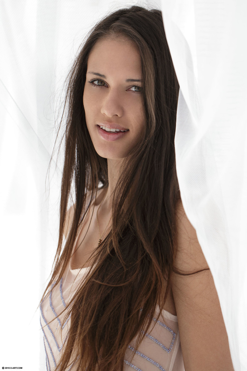 16P Mujer morena y su amigo intercambian favores de sexo oral antes de follar