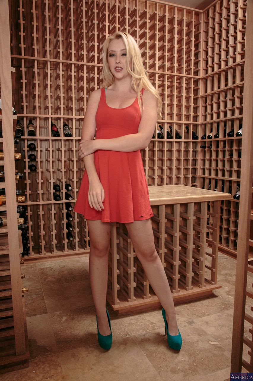 21P A esposa loira Samantha Rone fica só de lingerie entre as prateleiras de vinho