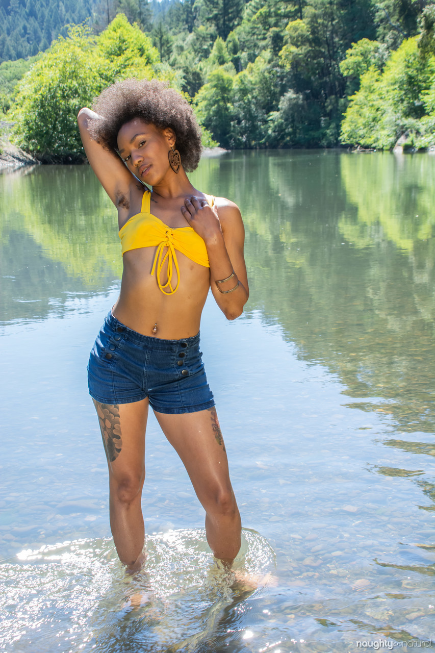21P A gata afro-americana Nikki Darling expõe seu corpo peludo e tatuado no rio