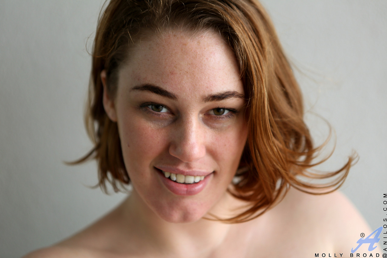 Die 21P Amateurschönheit Molly Broad stellt ihre großen Titten zur Schau und spielt mit ihrer haarigen Muschi