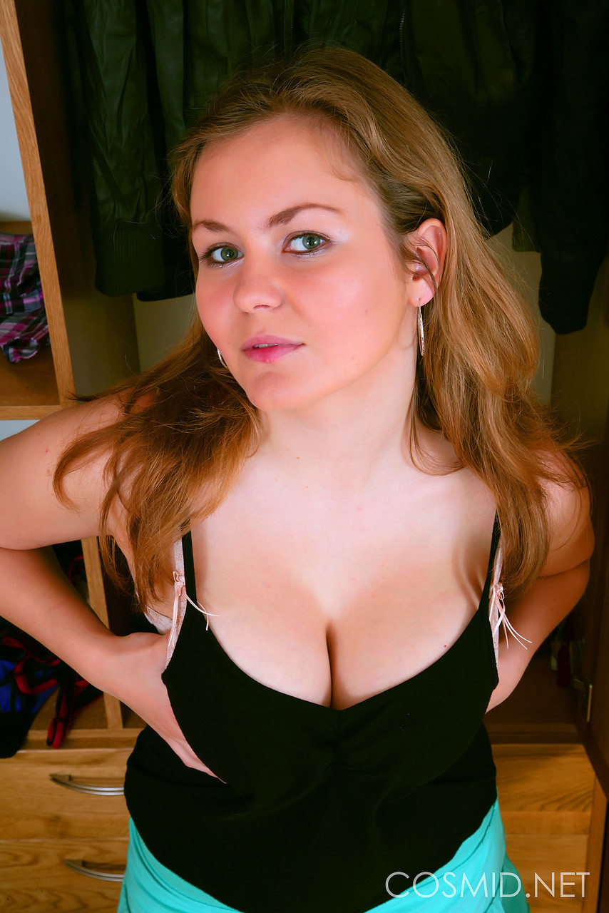 16P La atractiva amateur Annette ofrece sus grandes tetas desnudas