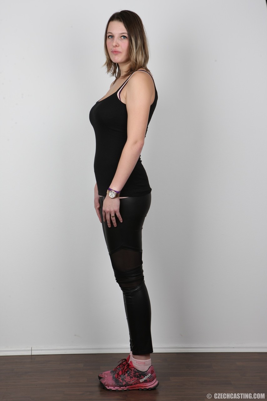20P La modelo amateur Liliana se va perdiendo la ropa una prenda a la vez hasta quedar desnuda