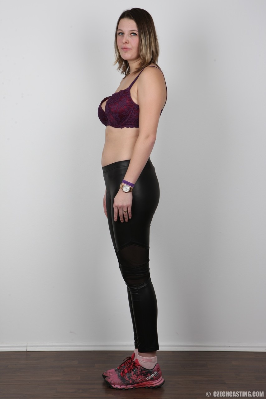20P La modelo amateur Liliana se va perdiendo la ropa una prenda a la vez hasta quedar desnuda
