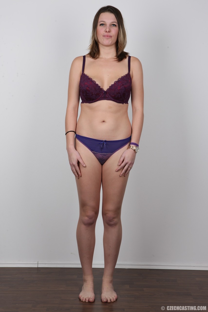 20P La modelo amateur Liliana se va perdiendo la ropa una prenda a la vez hasta quedar desnuda