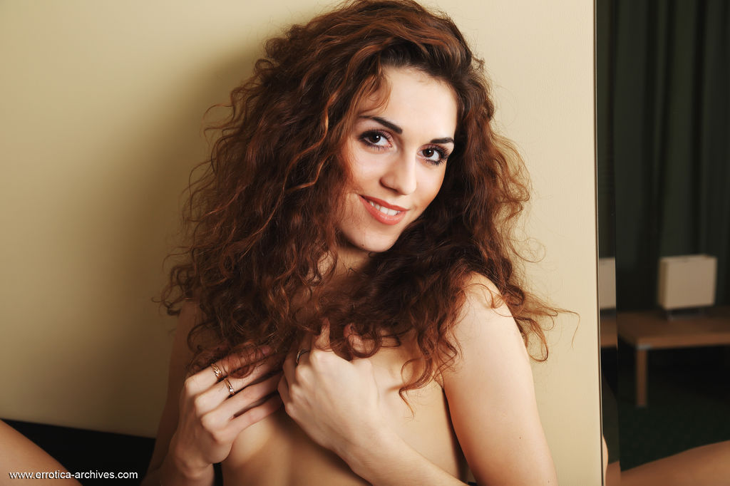 16P La rusa de pelo ondulado Eva Kane hace estupendas poses desnuda ella sola