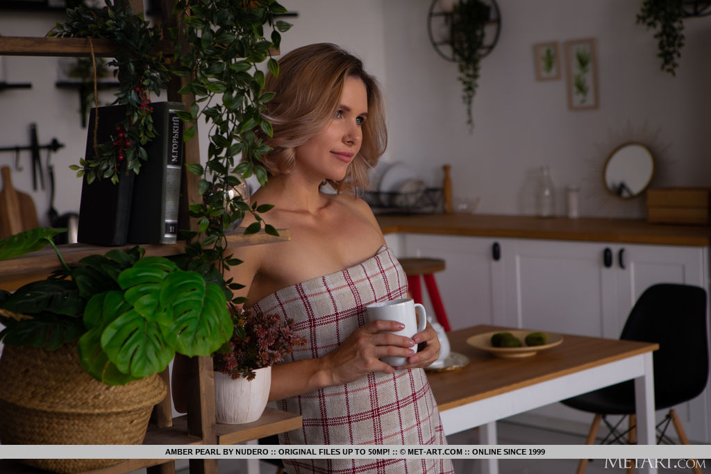 Das 18-jährige junge Model Amber Pearl macht nach einem Kaffee tolle Nacktposen
