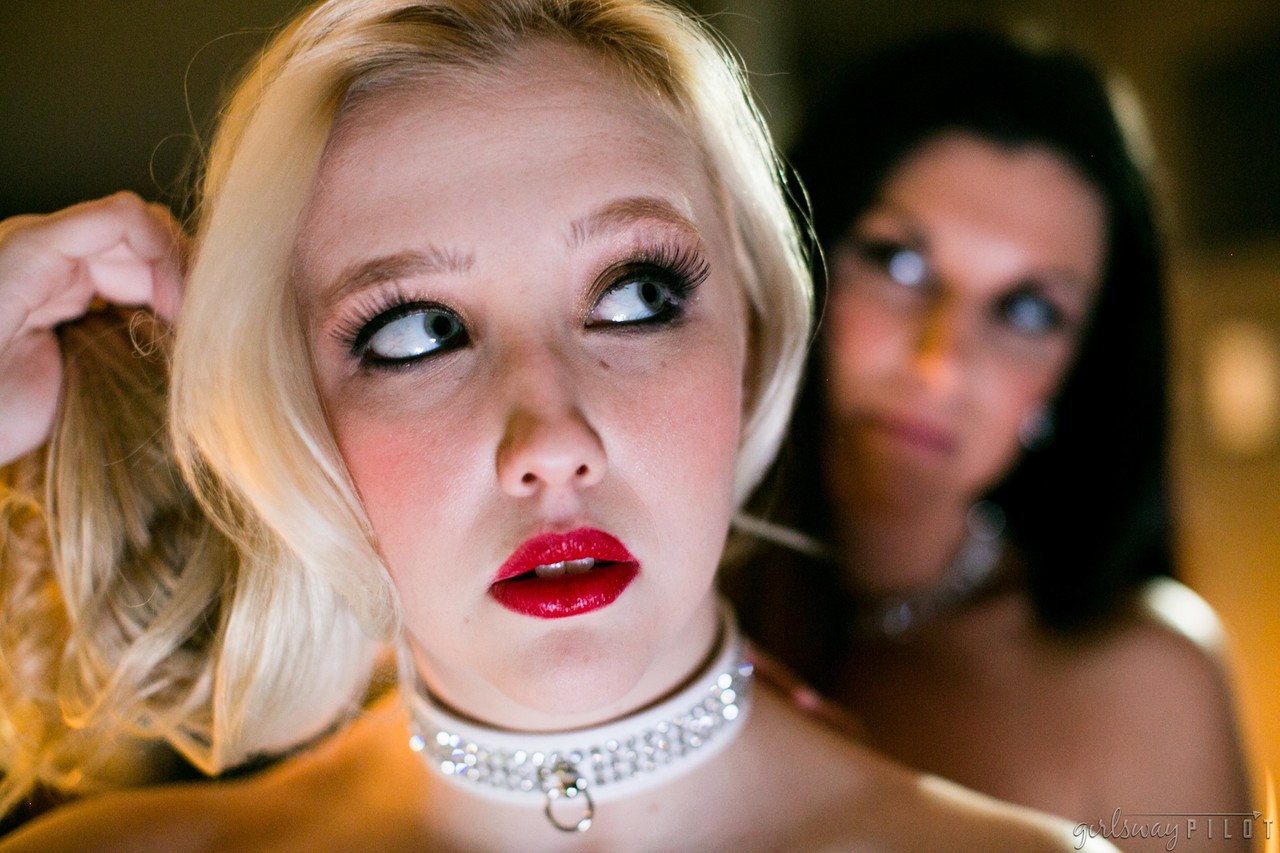 17P La dama morena India Summer remata la sub rubia con cuello Samantha Rone