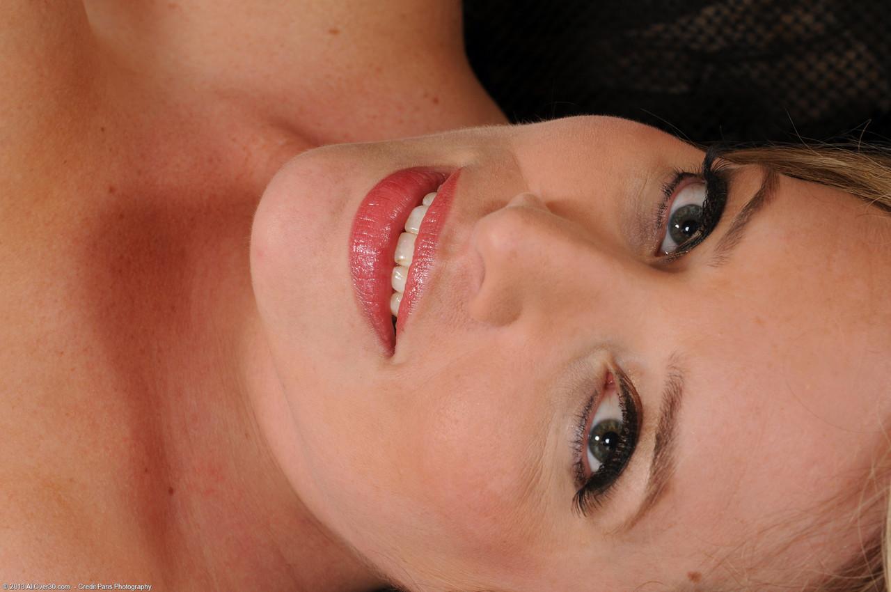 21P Gordinha linda MILF Maggie G liberando suas tetas