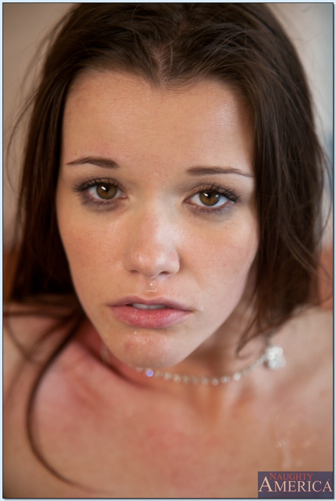16P Une motarde sexy aux seins ronds Raven Alexis se fait enculer
