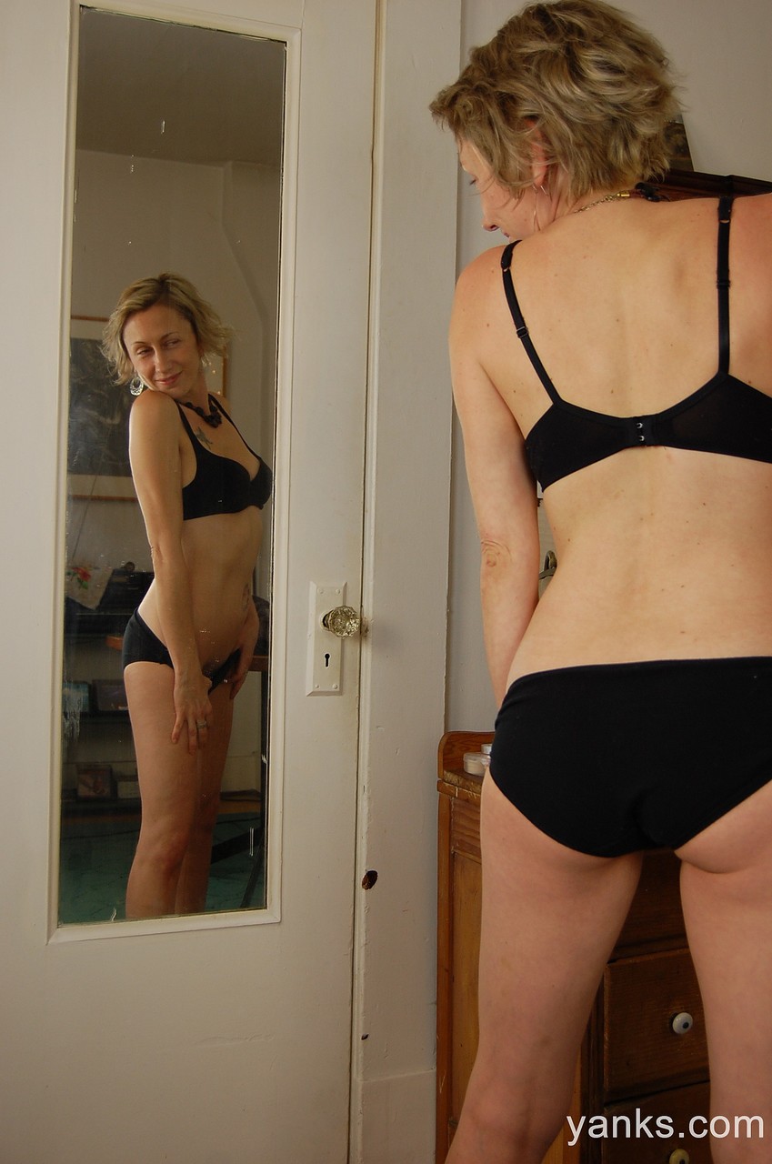 17P Blonde MILF mit natürlichen Titten Kiki genießt Striptease