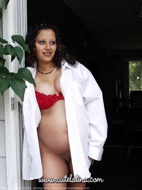 15P Mujer latina embarazada muestra sus tetas llenas de leche y su barriga desnuda