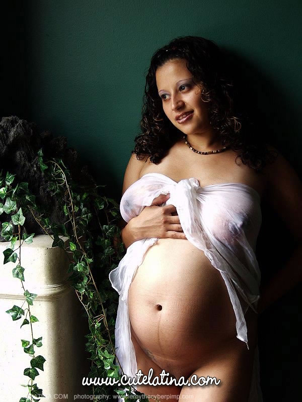 15P Mujer latina embarazada muestra sus tetas llenas de leche y su barriga desnuda