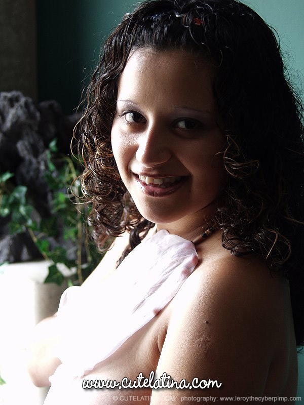 15P Mujer latina embarazada muestra sus tetas llenas de leche y su barriga desnuda