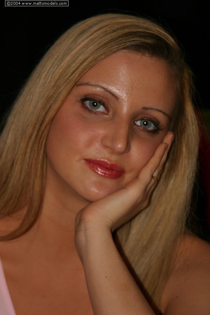 16P Blonde Amateurin Ariel öffnet ihre Schamlippen, nachdem sie ihre frechen Titten entblößt hat