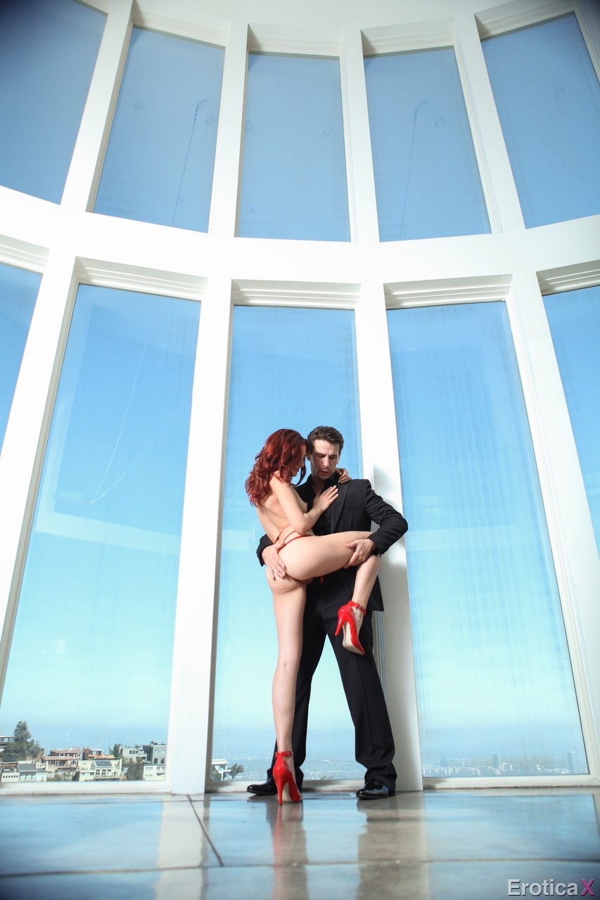 16P Ashlyn Molloy, beauté rousse aux petits seins, pose nue devant la caméra.
