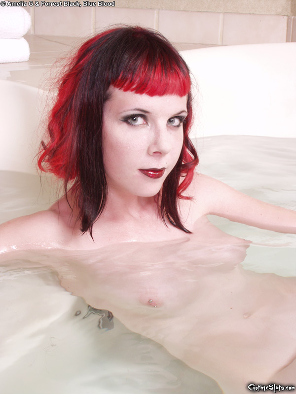 15P Chica punk pelirroja desnuda y abierta en la bañera