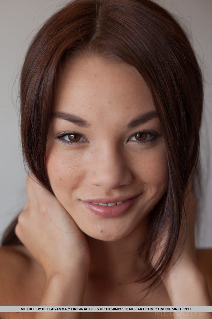 18P adolescente gostosa com piercing Nici Dee em calcinha sexy e salto alto mostra closeup vulva careca