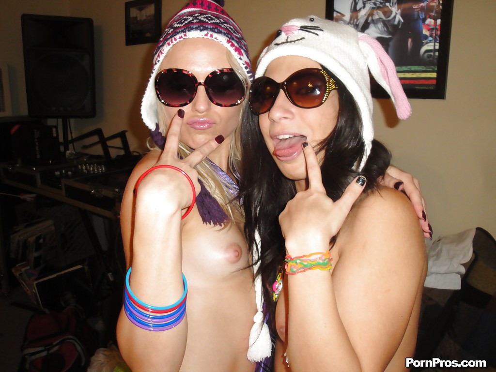 16P Adolescentes lesbianas de tetas pequeñas Natalia y Allie masturbándose el coño